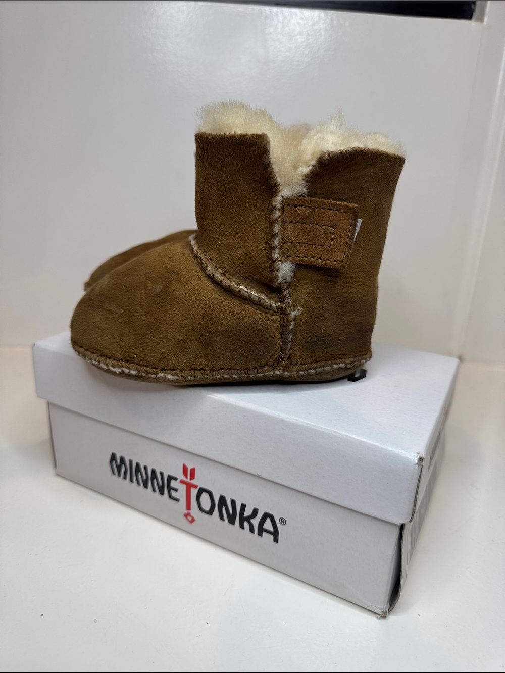 Minnetonka Infant’s size 6 Sheepskin Pug Bootie Golden Tan #1472 - Picture 4 of 10